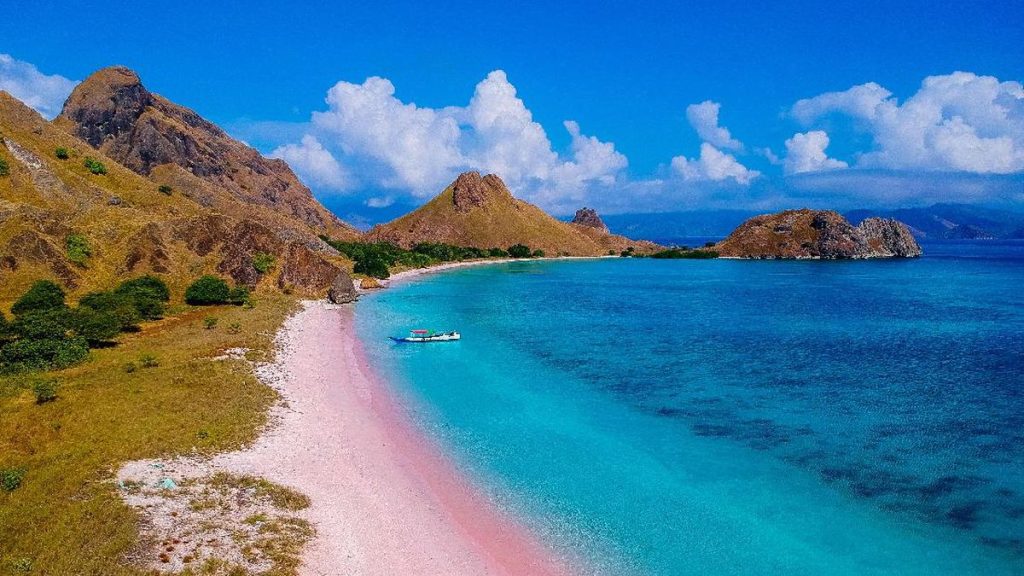 Ombak Tenang di Pantai Pink, Pulau Komodo